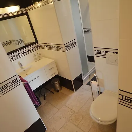 Kare Apartment *